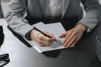 Documentos administrativos con sellos de multa y cantidades en euros sobre una mesa