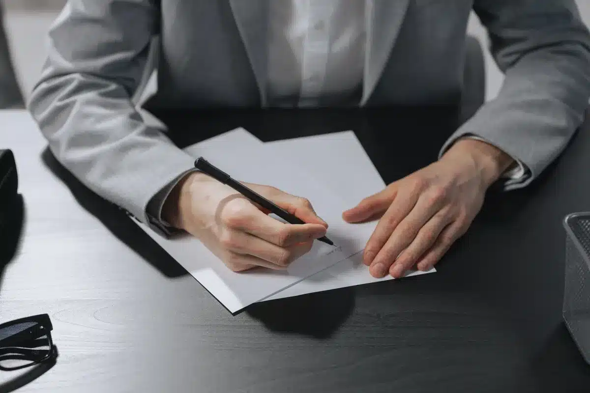 Documentos administrativos con sellos de multa y cantidades en euros sobre una mesa