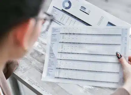 Documentos de planificación financiera familiar sobre un escritorio con calculadora y notas