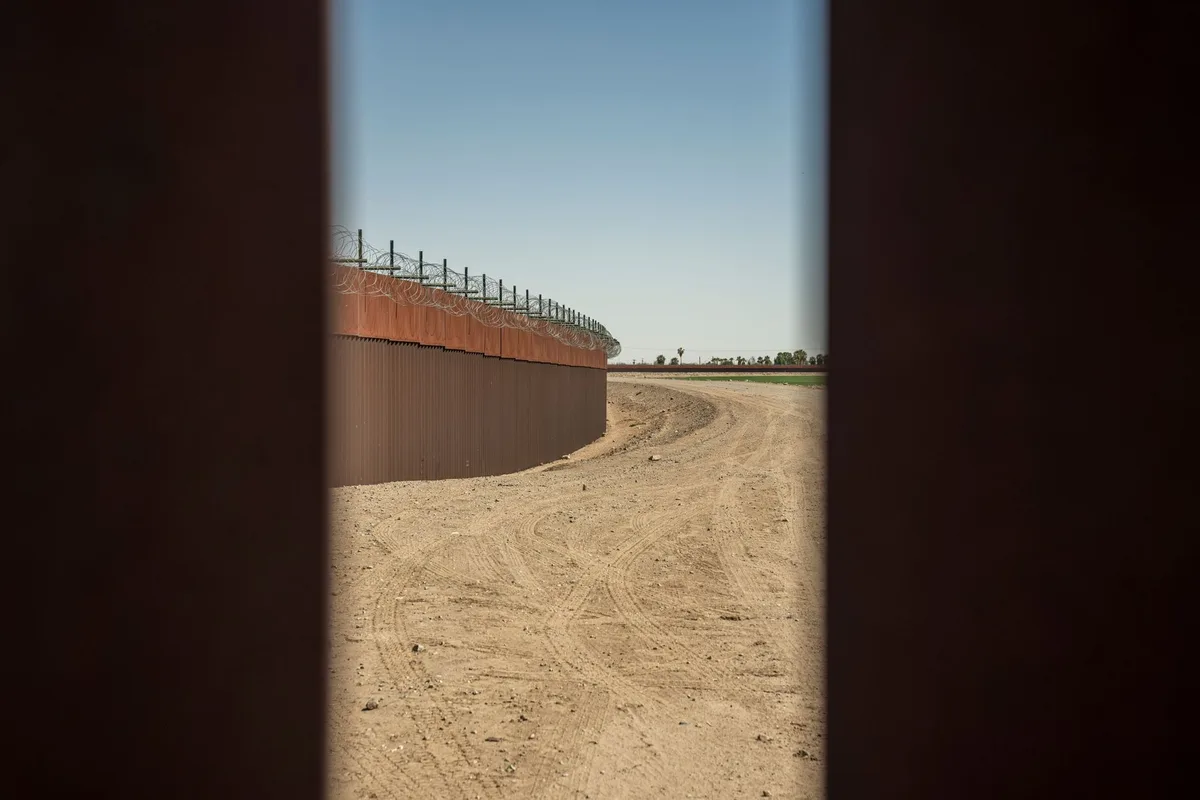 Entrada masiva de personas cruzando frontera en Ceuta durante la crisis migratoria
