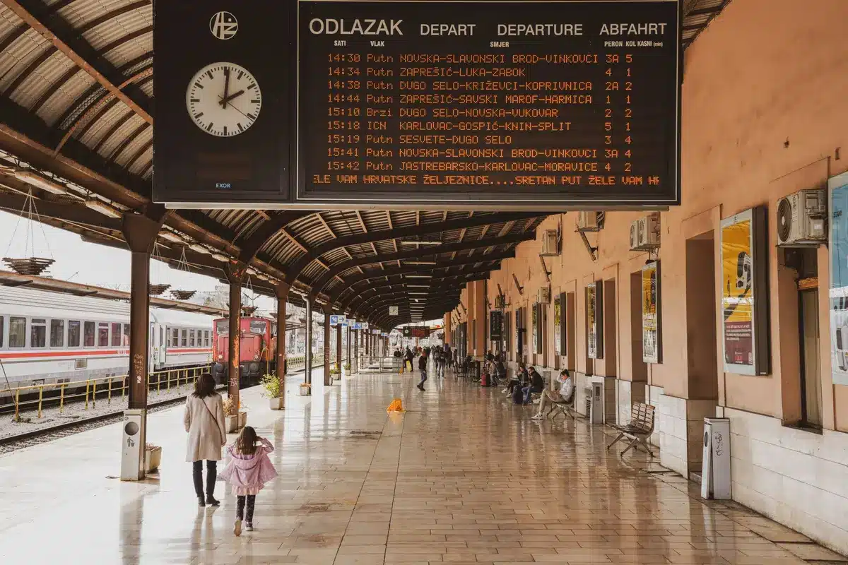 Tablero de horarios en estaci&oacute;n de tren mostrando cambios y cancelaciones de servicios