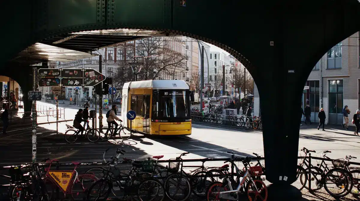 Personas usando transporte alternativo como bicicleta y metro durante huelga de tren