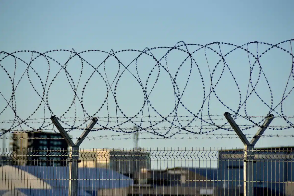 Control de seguridad en una frontera con protocolos de vigilancia activos