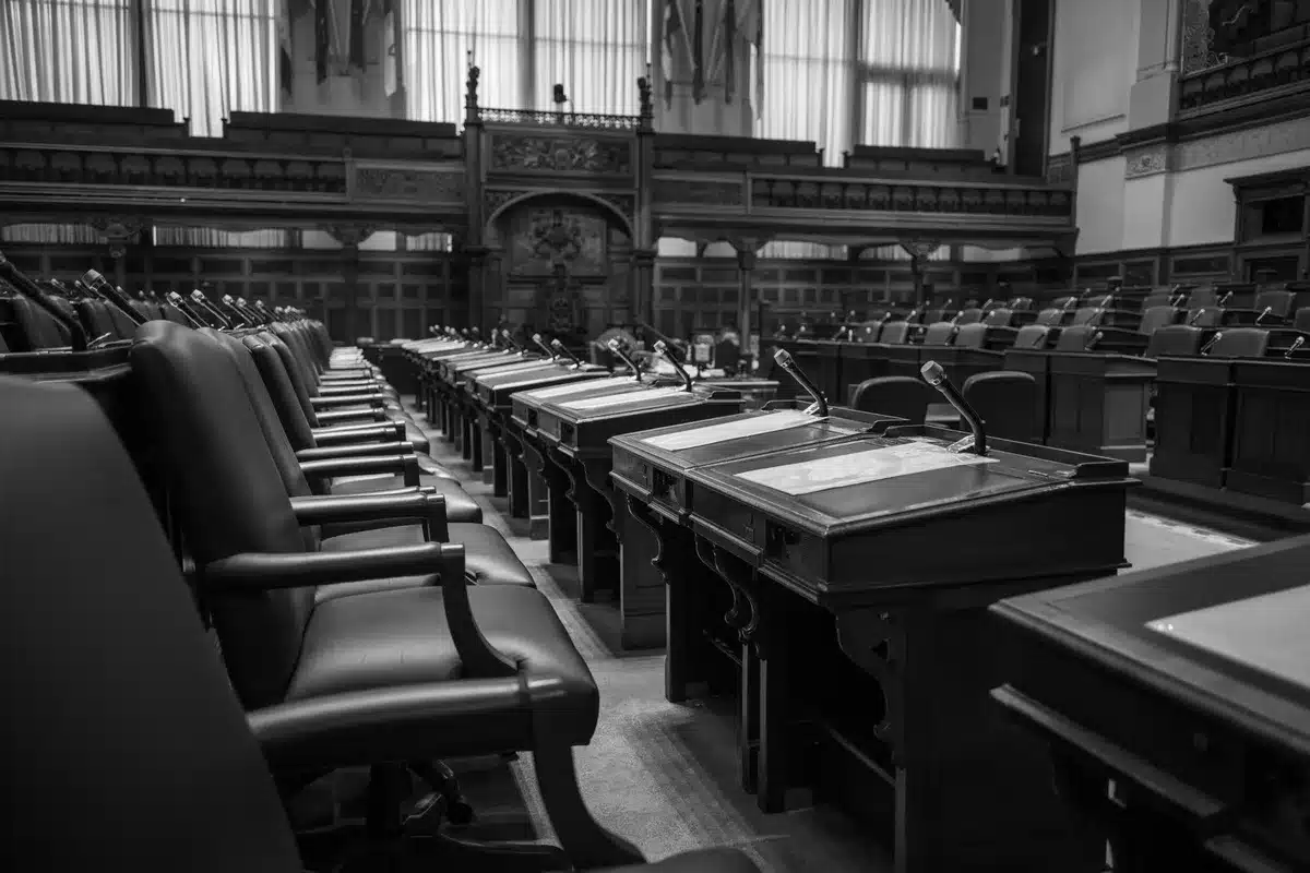 Sesi&oacute;n parlamentaria con diputados en debate sobre control y rendici&oacute;n de cuentas