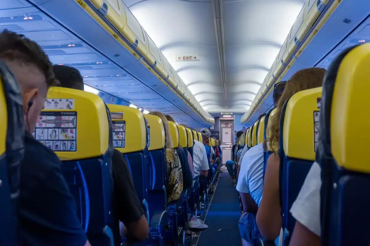 Pasajeros y tripulación en la cabina de un avión durante un momento de tensión