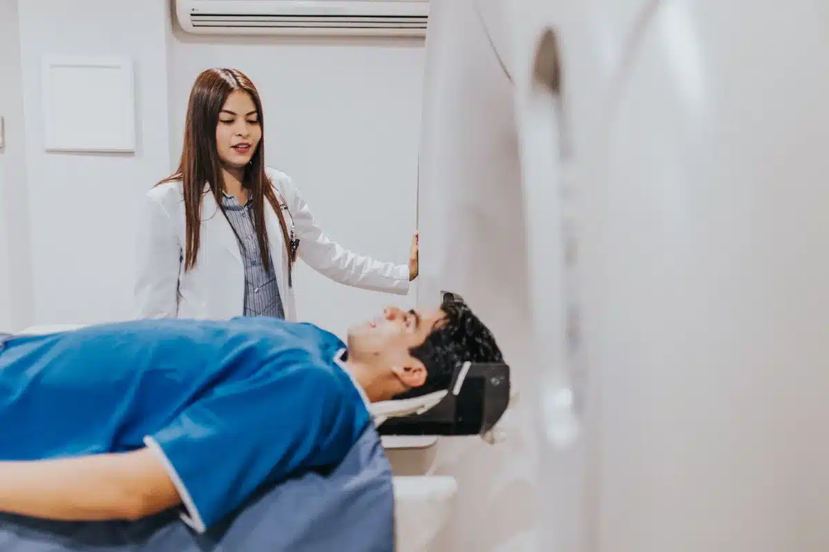 Médico realizando evaluación de salud integral a un paciente en consulta