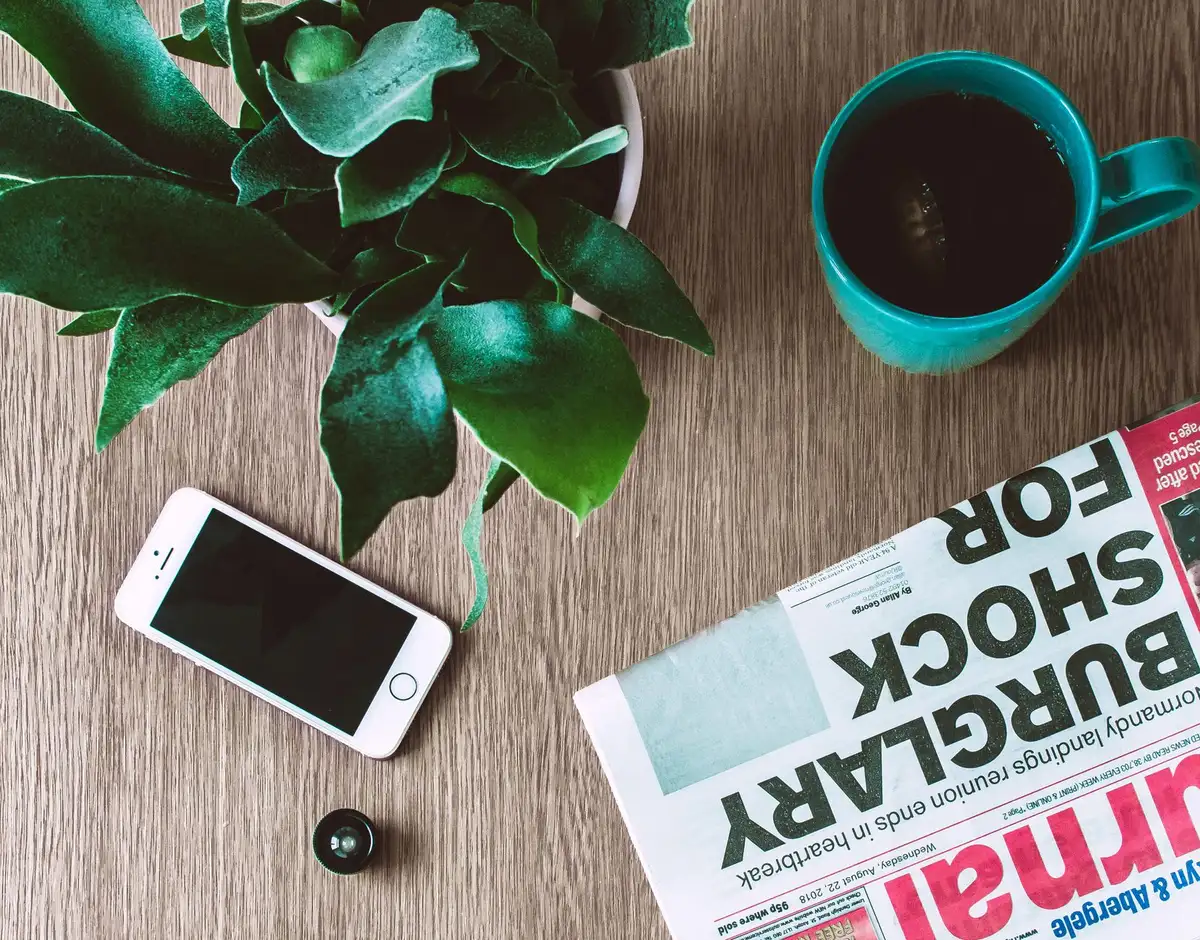 Teléfono móvil mostrando artículo de noticias con carga rápida y diseño limpio