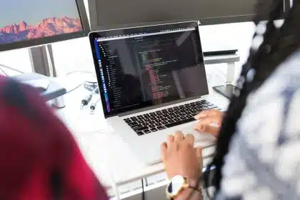 Editor trabajando en artículo con políticas editoriales y datos de autoría visibles