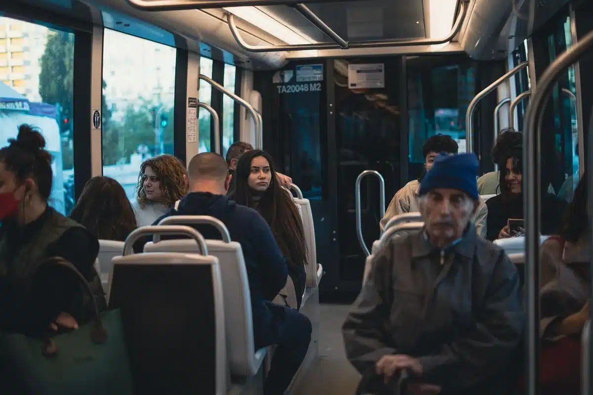 Autobús o metro abarrotado de pasajeros durante hora punta