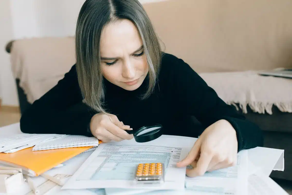 Documentos y fuentes de investigación sobre un escritorio de trabajo