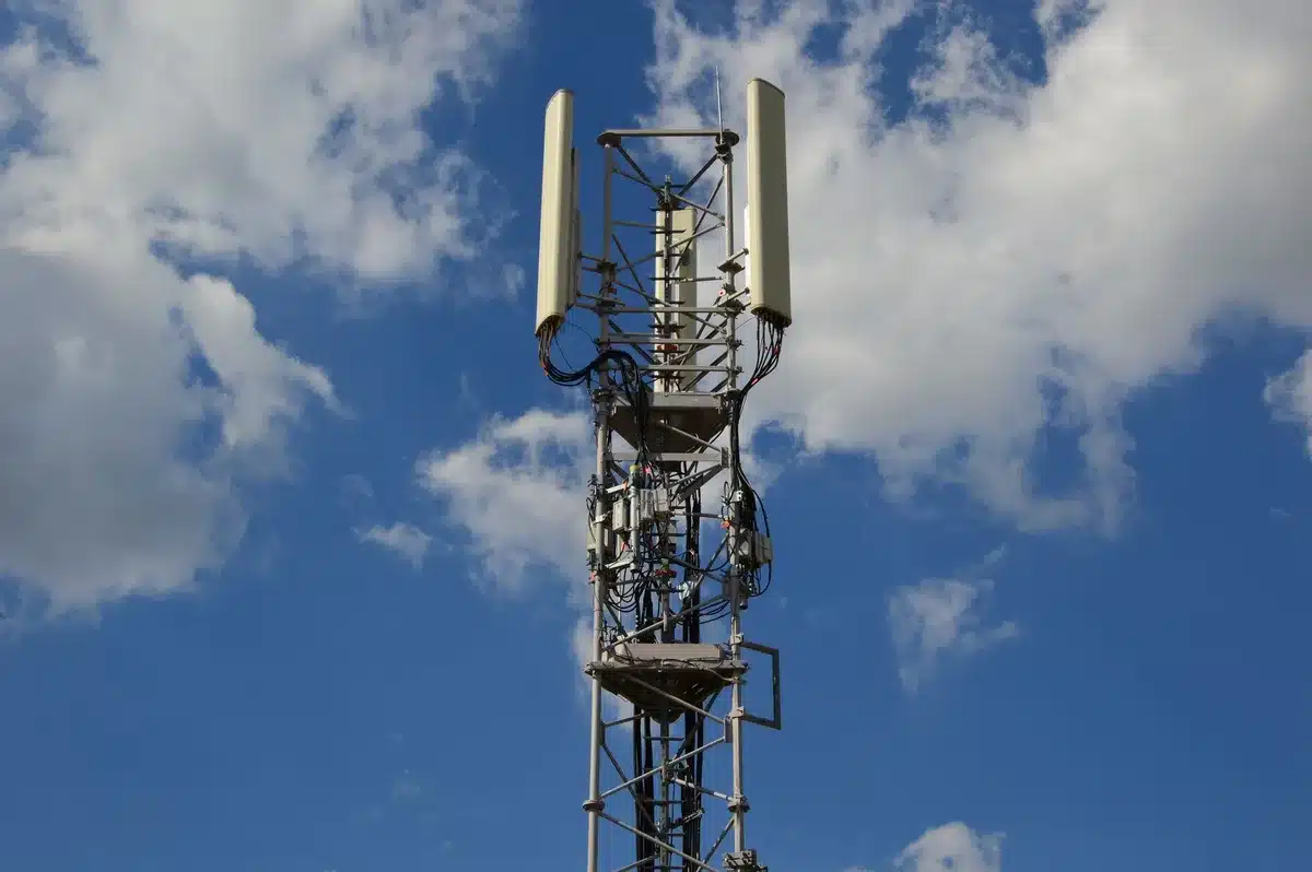 Infraestructura de red móvil 5G y fibra óptica en despliegue