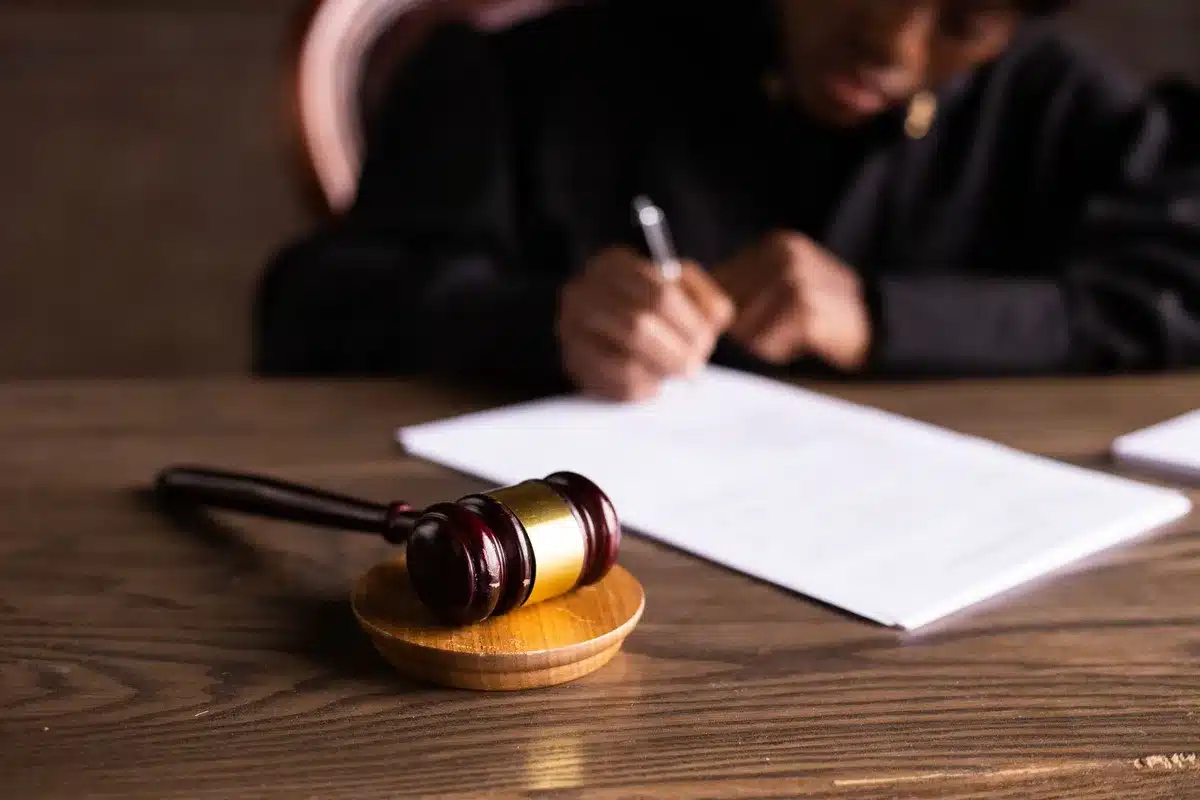 Documentos judiciales y registros financieros en una sala de juzgado