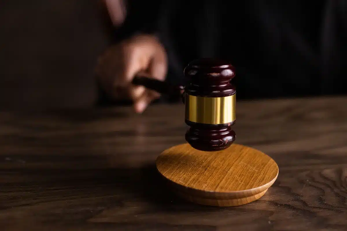 Juez en sala de audiencias durante procedimiento legal