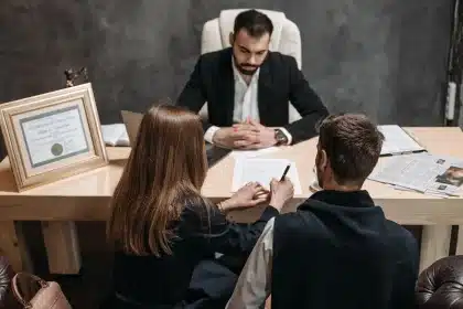 Documentos legales y extractos bancarios sobre una mesa junto a un mazo de juez