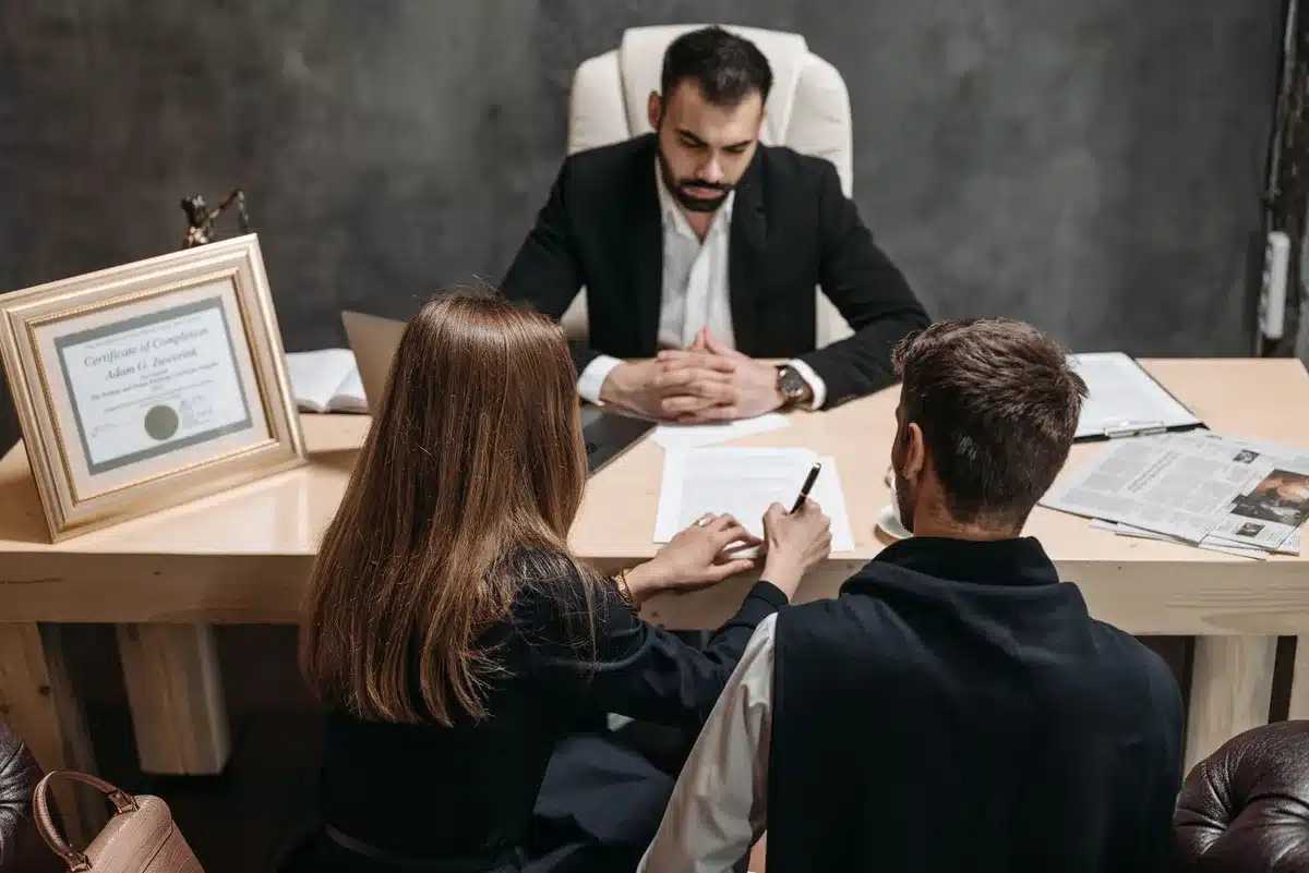 Documentos legales y extractos bancarios sobre una mesa junto a un mazo de juez