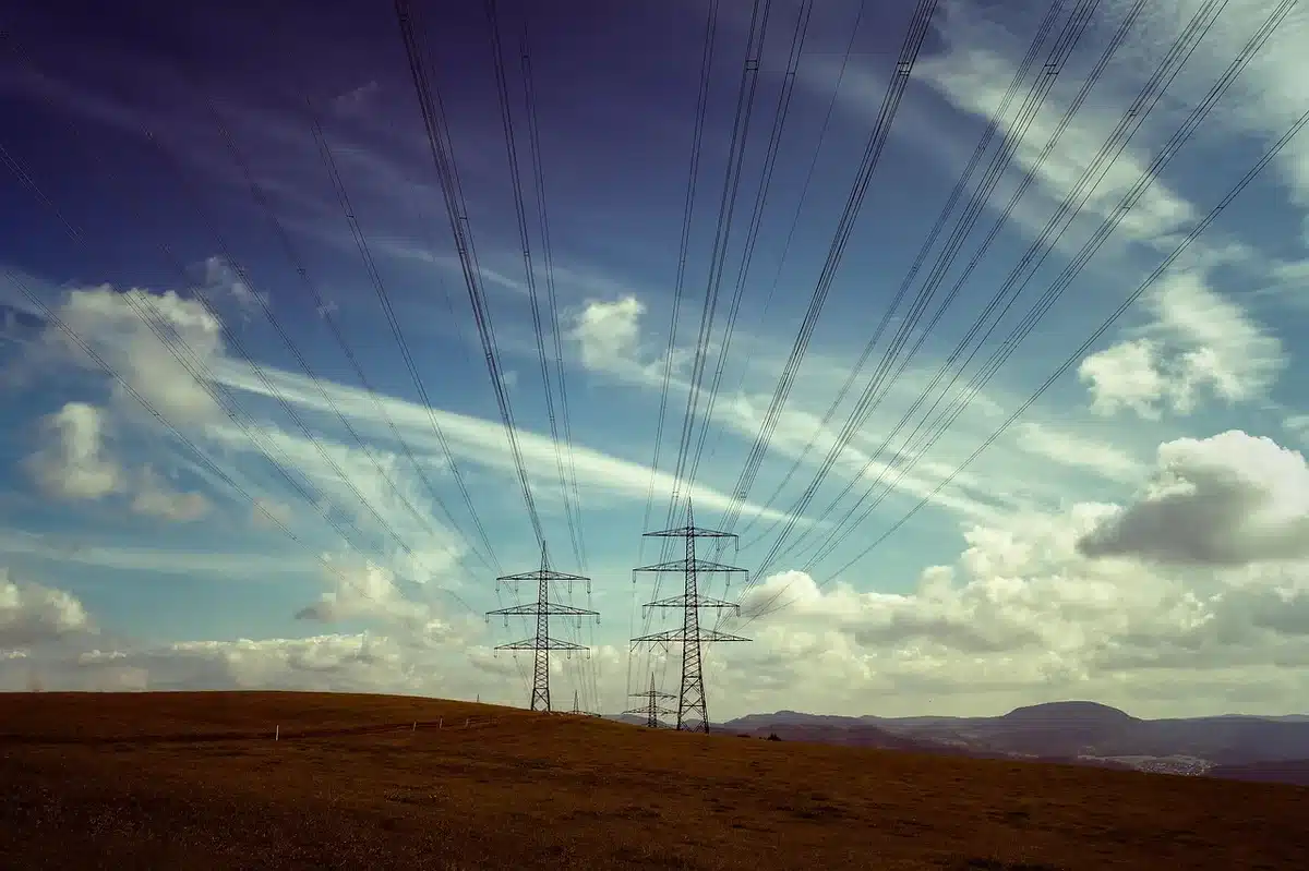 Instalación eléctrica y líneas de alta tensión cerca de una central
