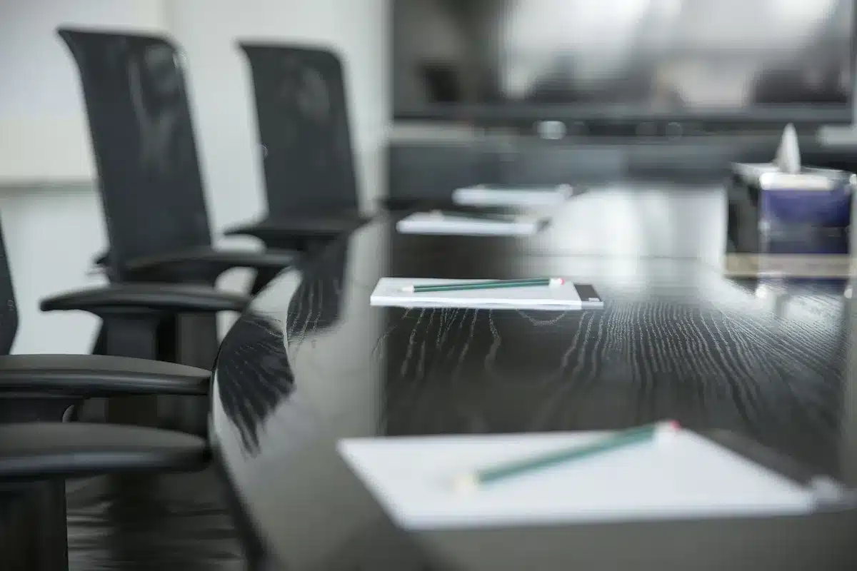 Sala de Consejo Fiscal con sillas vacías y mesa central