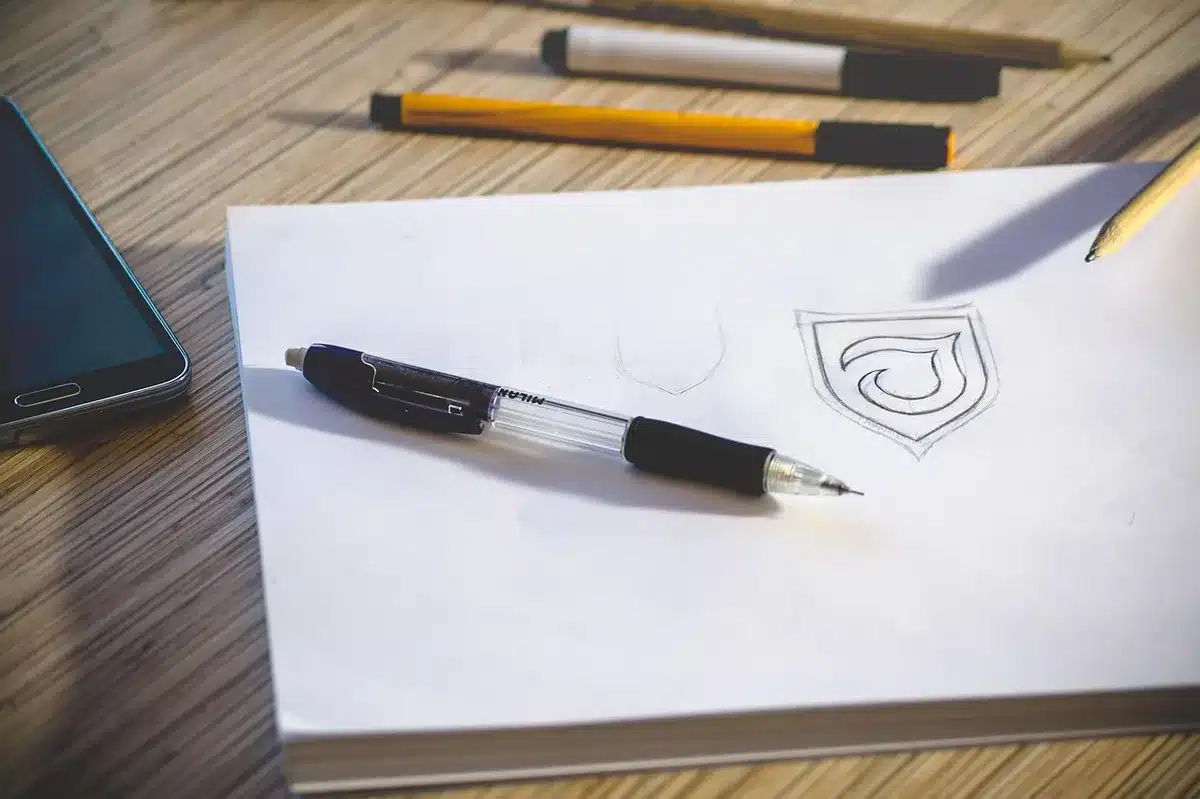 Documentos de presupuestos y cálculos sobre un escritorio