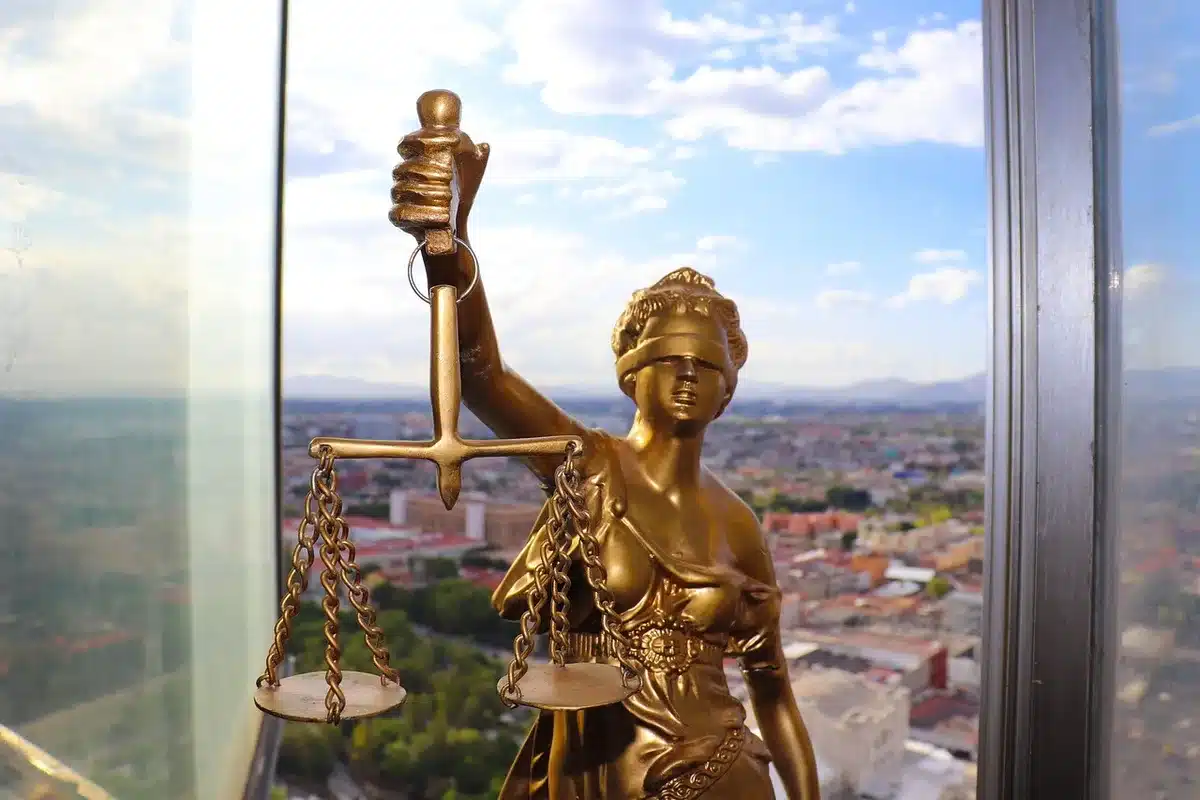 Documentos legales y Ley de Memoria Democrática sobre una mesa