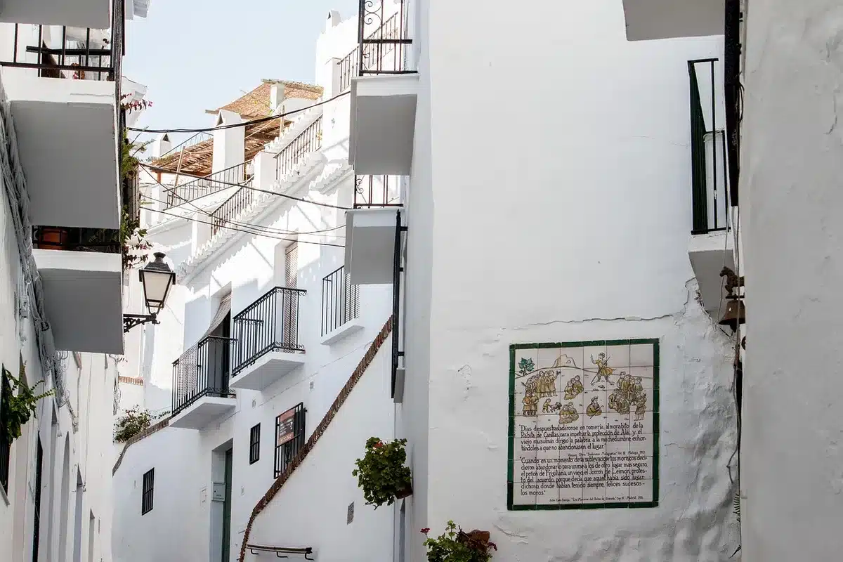 Manos anónimas sosteniendo pasaporte y formularios de registro consular