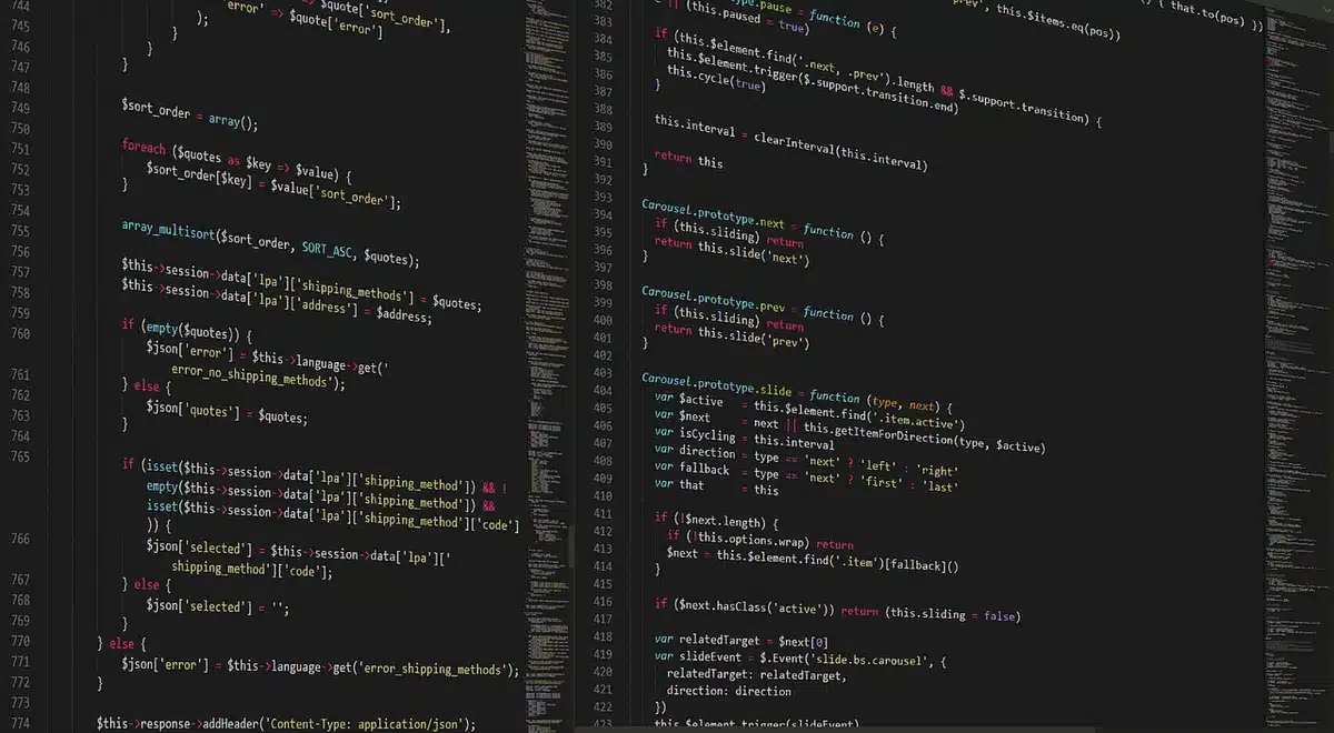 Desarrollador revisando registros del servidor en pantalla