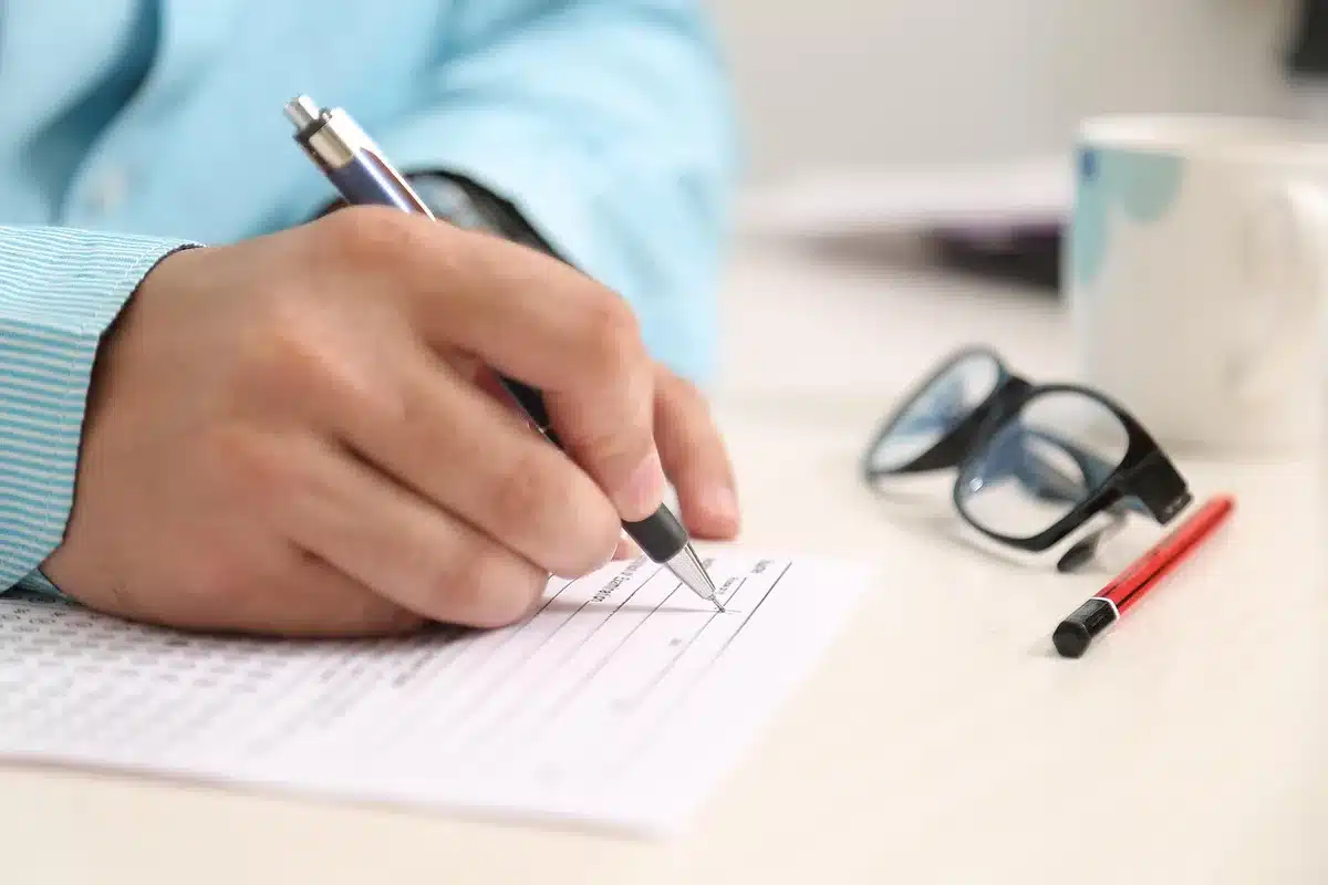 Mesa con documentos y mapas usados en un briefing de inteligencia
