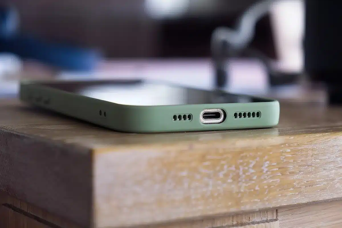 Pantalla de móvil con un anuncio en la parte superior mientras carga una página
