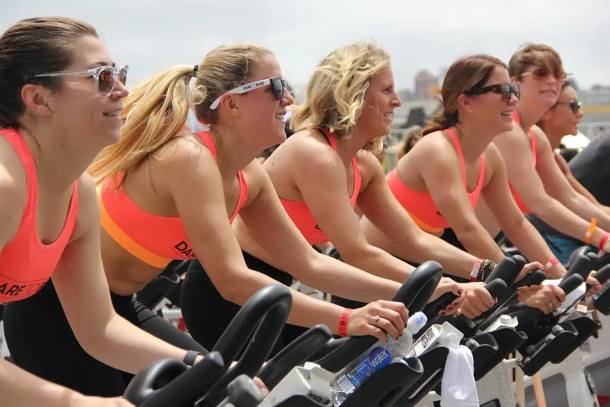 Atleta femenina entrenando en el campo, mirando hacia adelante con determinación
