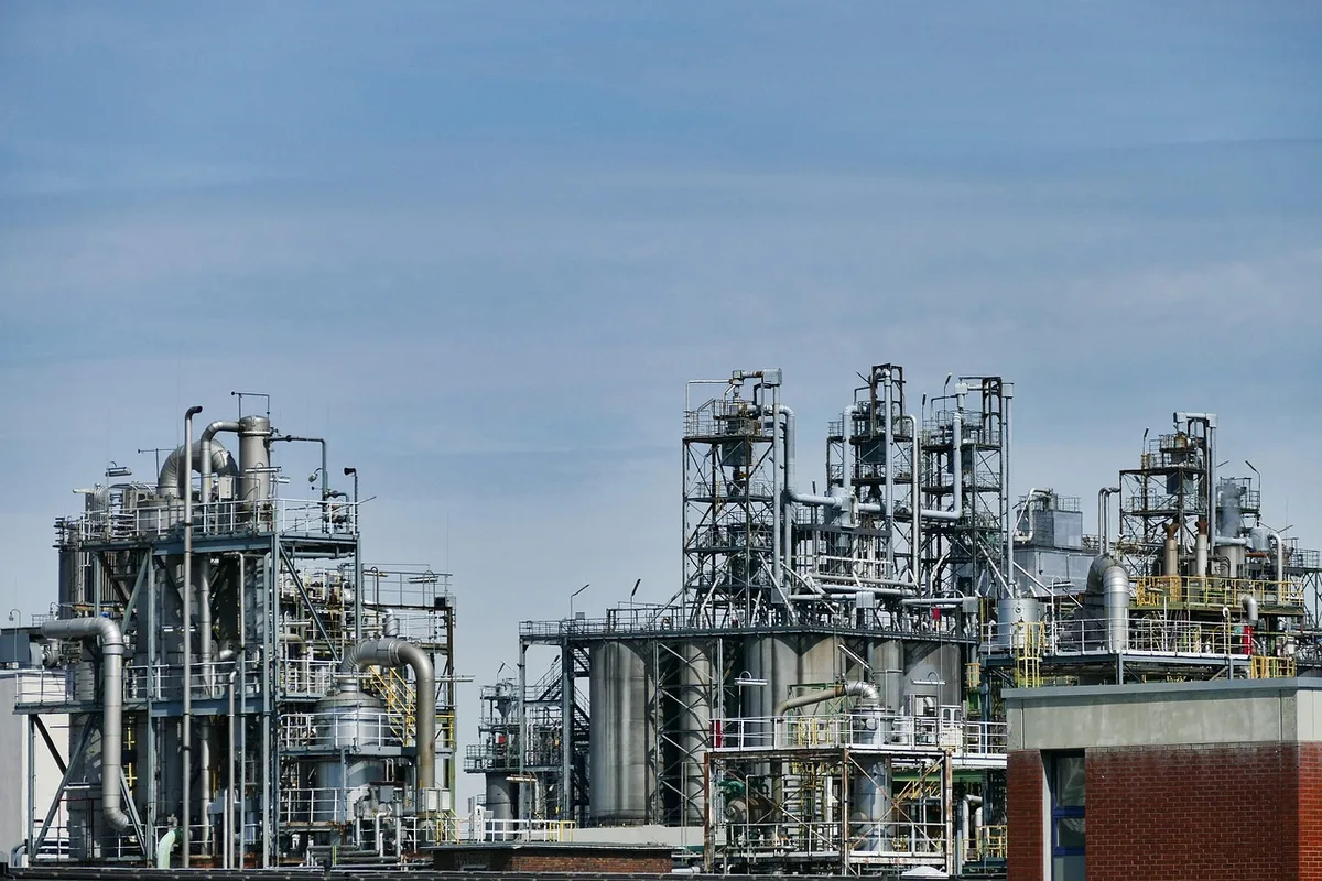 Refiner&iacute;a de petr&oacute;leo y transporte de crudo