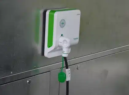 Mano de conductor en surtidor de gasolina durante repostaje