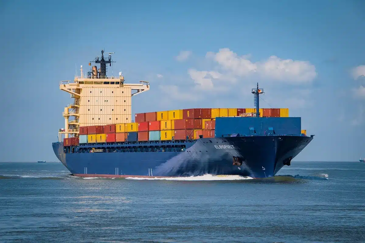 Ruta comercial entre Reino Unido y Europa con contenedores y transporte marítimo