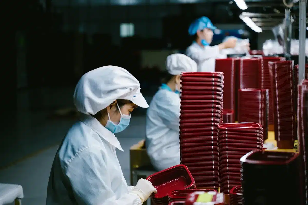 Trabajadores en línea de ensamblaje durante negociaciones laborales