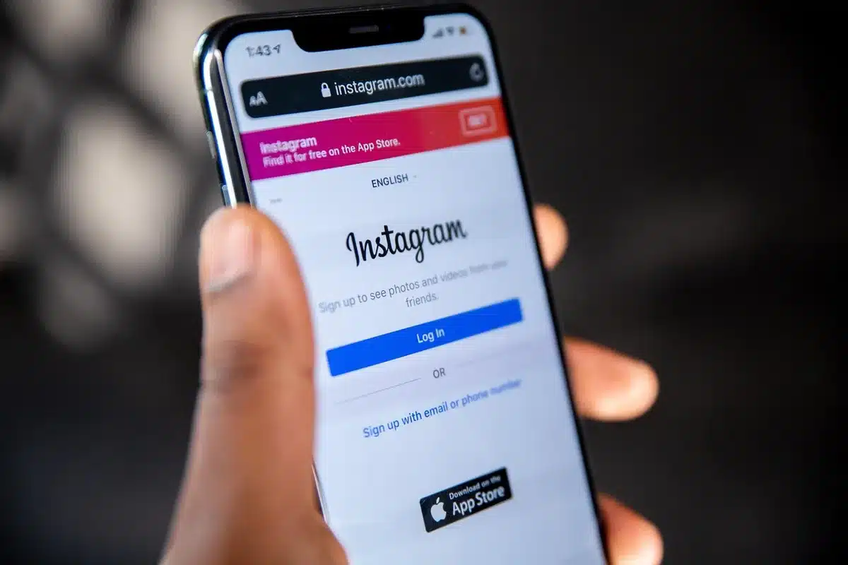 Usuario frustrado viendo página móvil lenta con publicidad intrusiva