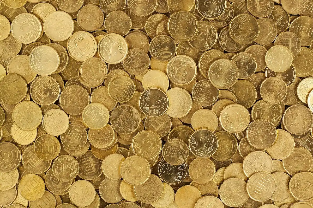 Familia revisando presupuesto y gastos financieros en casa