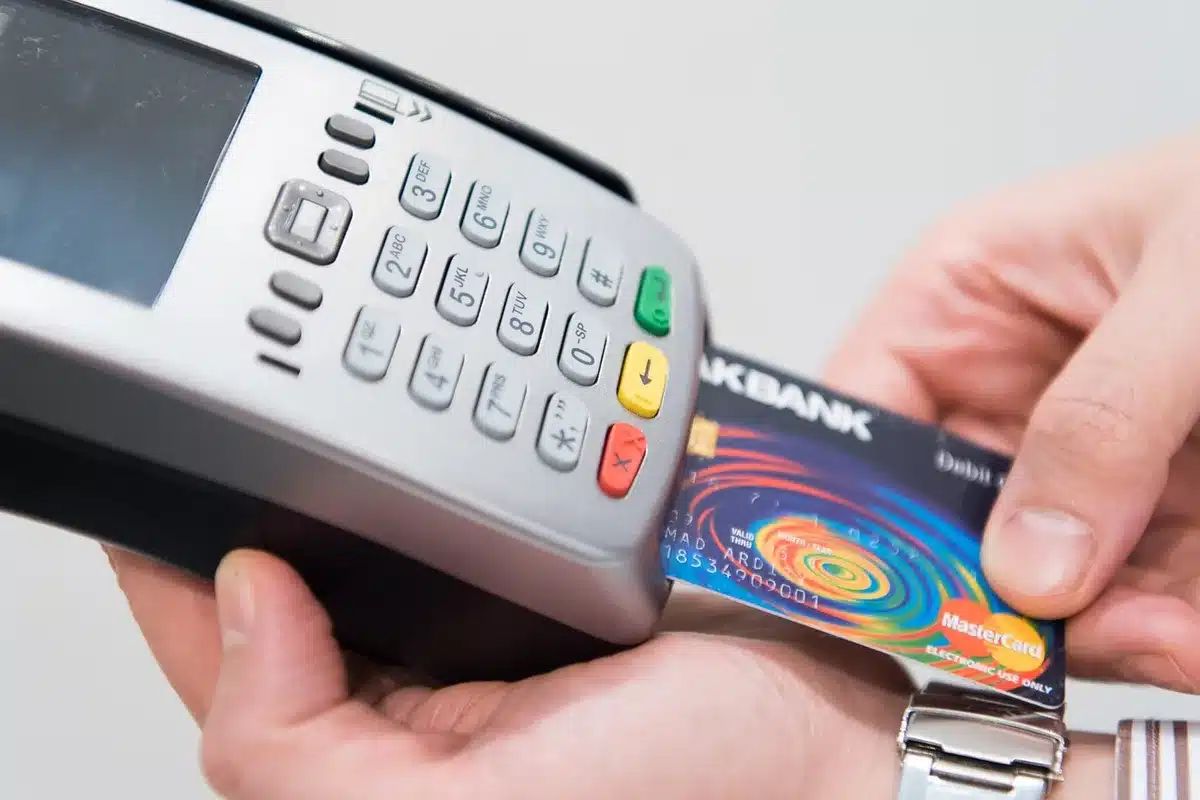 Establecimiento de comida con terminal de pago moderno