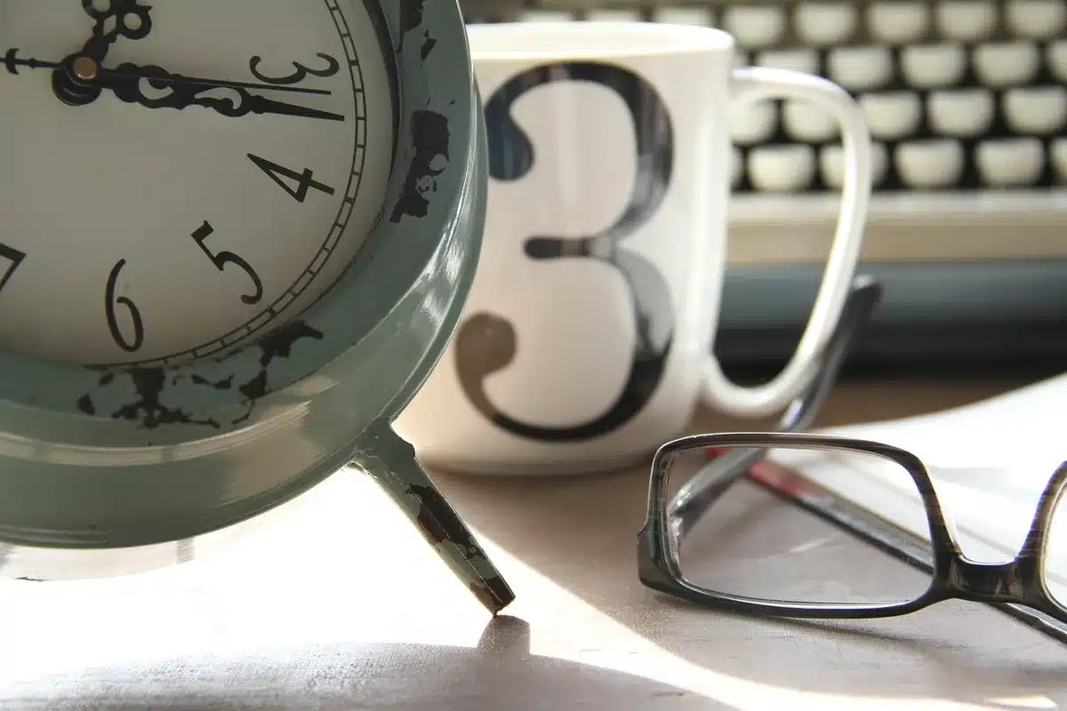 Escritorio con calendario y documentos financieros que ilustran planificación empresarial