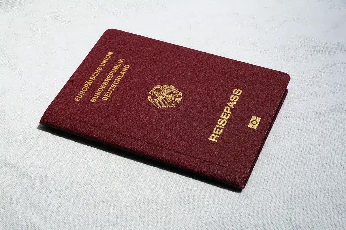 Abogados y peritos revisando documentos legales sobre una mesa