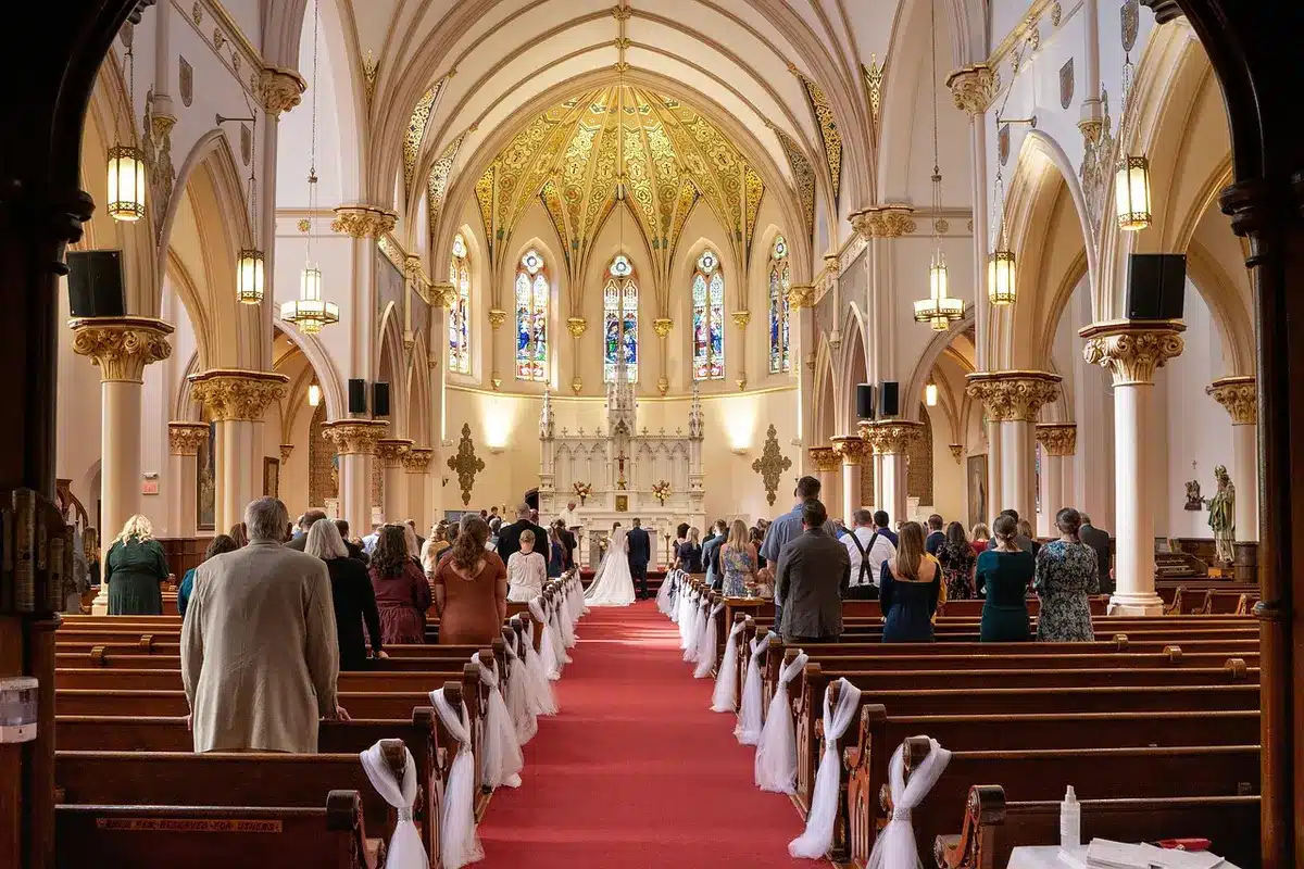 Interior de la Catedral de Oslo con decoraciones ceremoniales para acto oficial