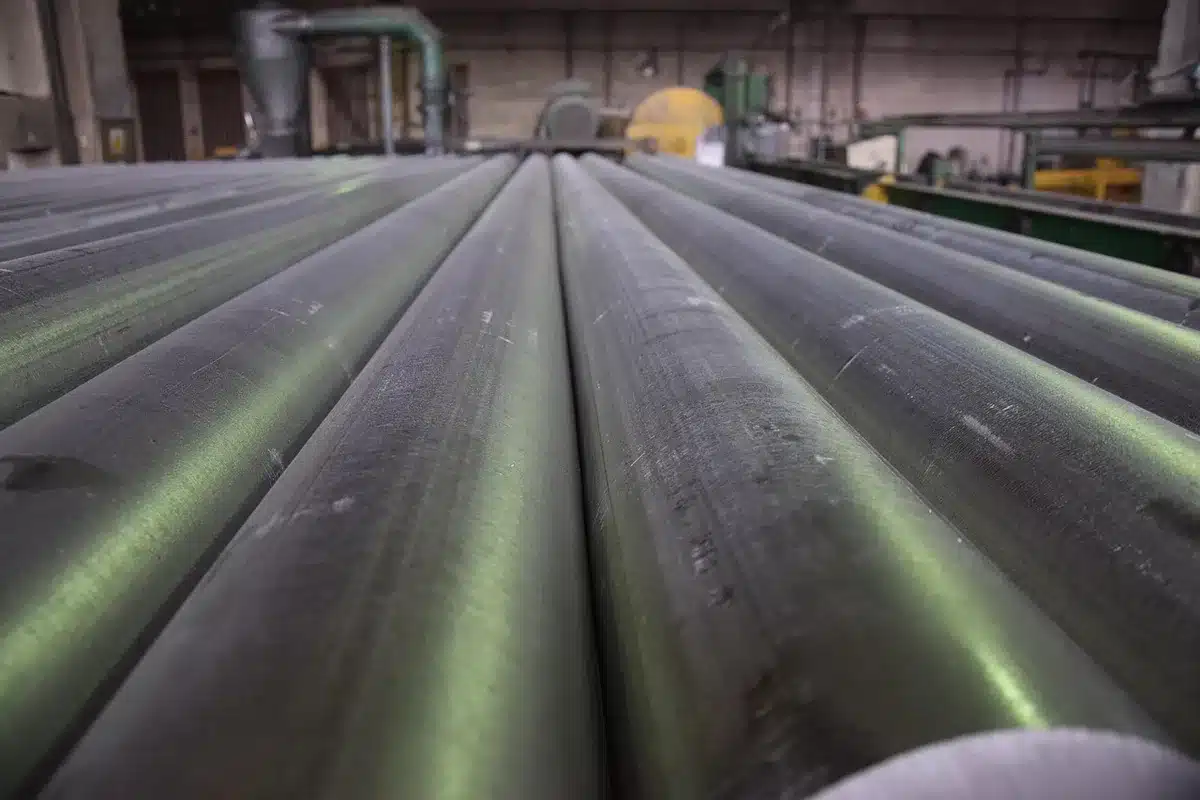 Planta de producci&oacute;n aeron&aacute;utica con l&iacute;neas paradas y piezas en almac&eacute;n
