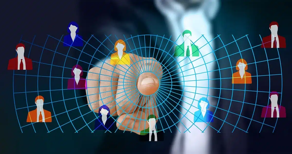 Manos humanas frente a interfaz digital brillante, simbolizando el control humano sobre la tecnología
