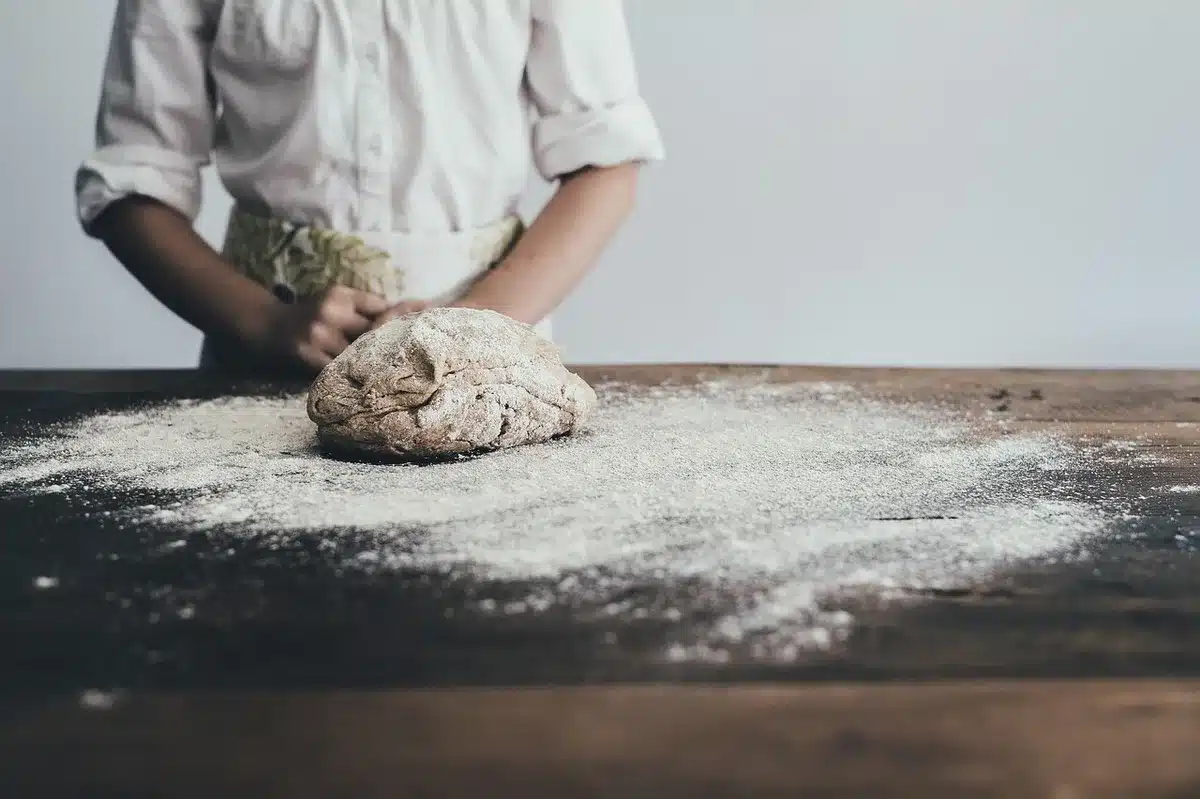 Familia revisando facturas de energ&iacute;a en la mesa de la cocina