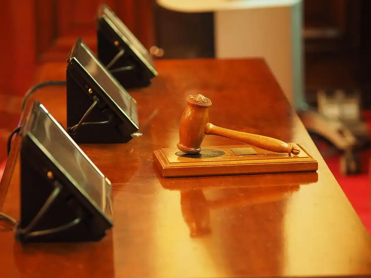 Fachada de tribunal de justicia con columnas de piedra