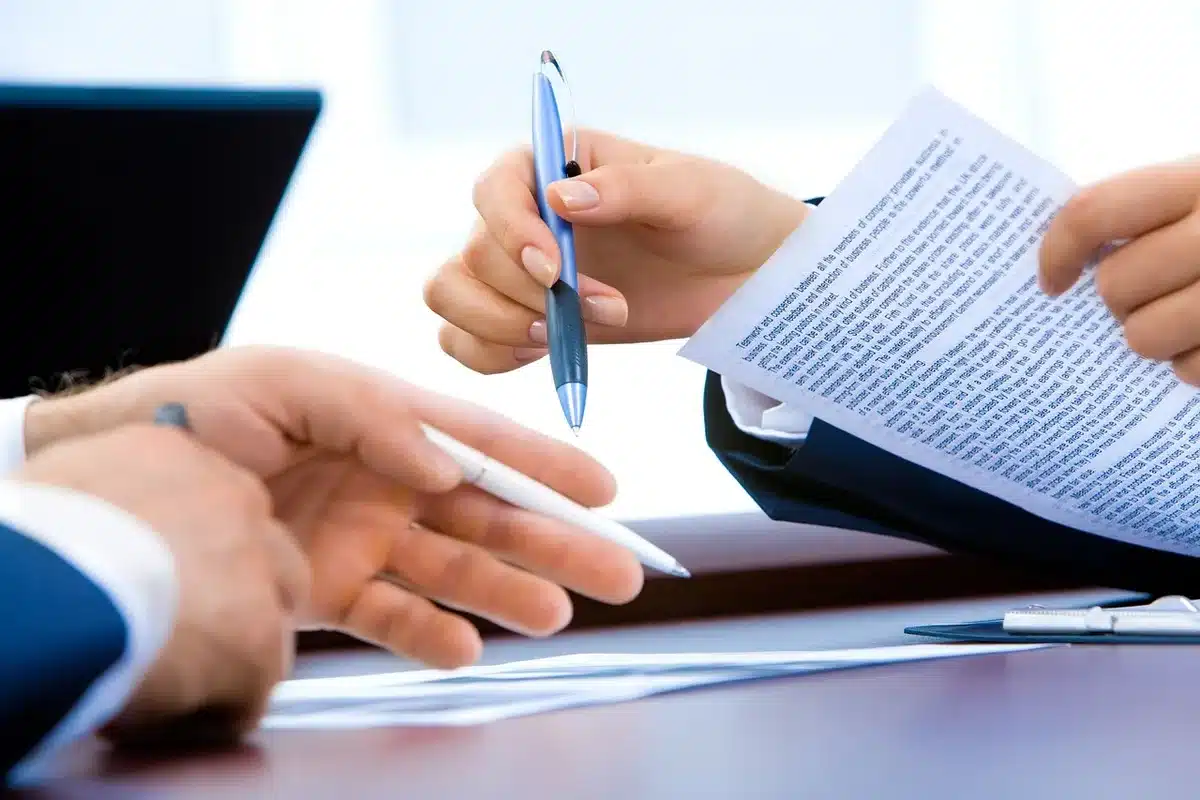 Documentación administrativa: licencias municipales y certificados técnicos
