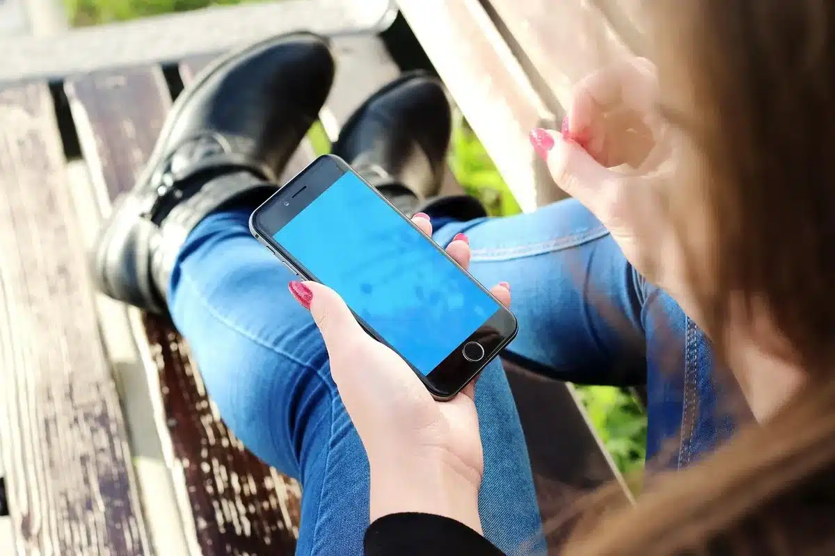 Usuario móvil leyendo una noticia en smartphone con interfaz de analítica
