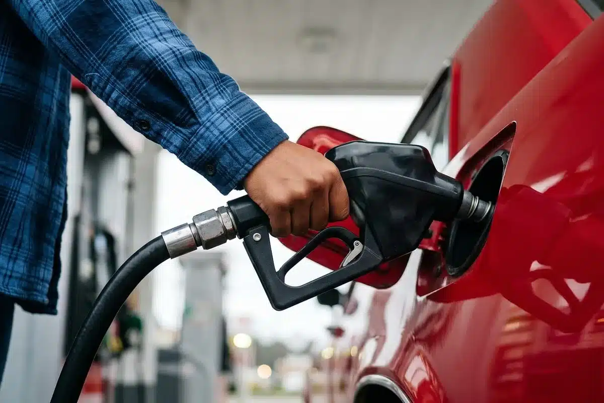 Manguera de combustible de avión junto a una zona de repostaje