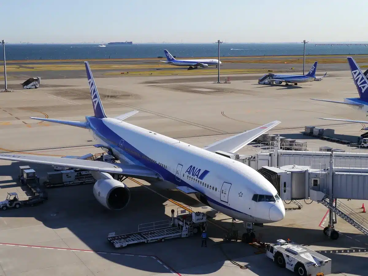 Puerta de embarque vacía y avión estacionado en un aeropuerto