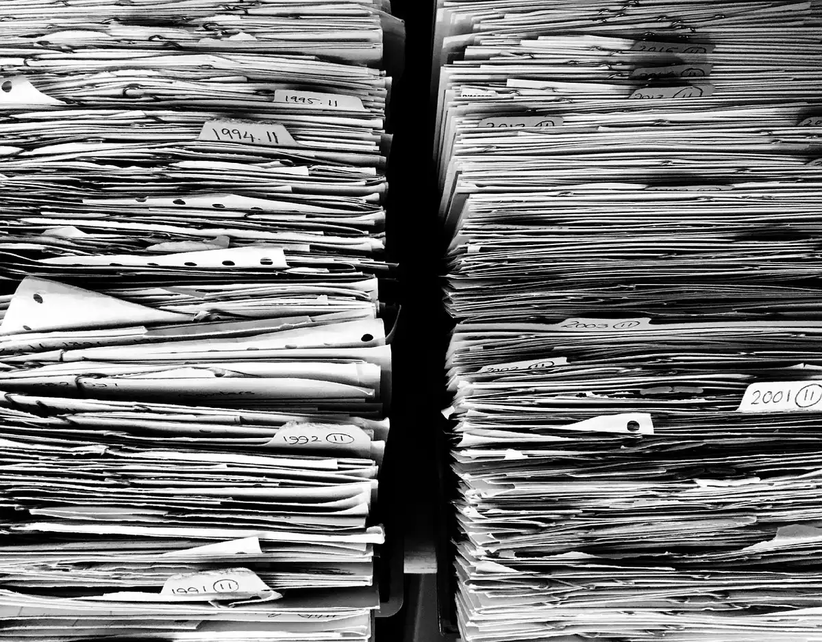 Solicitantes y documentaci&oacute;n de nacionalidad en una oficina administrativa