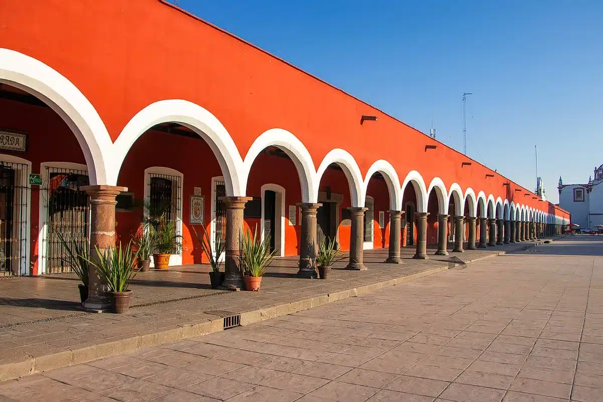 Vista del municipio junto a la fábrica con comercios y proveedores locales