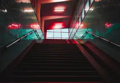 Silhouette de una persona en un atril en una sala de conferencias, con documentos sobre la mesa