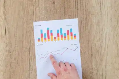 Escritorio con laptop, móvil y notas sobre estrategia de contenidos y optimización editorial